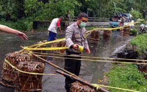 Diguyur Hujan Lebat, Jalan Penguhung Kecamatan Cibadak-Nagrak Kabupaten Sukabumi Longsor