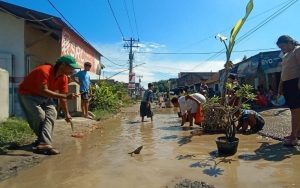 Warga Serdang Bedagai Tanam Pohong Pisang dan Mancing Ikan di Jalan Rusak