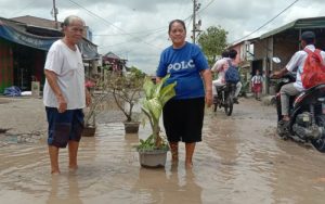 Bentuk Protes, Lansia di Serdang Bedagai Tanam Bunga di Jalan Rusak