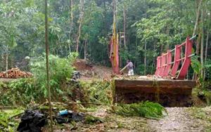 Banjir Bandang Terjang Desa Ciganjeng Pangandaran, Jembatan Penghubung Dusun Putus