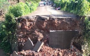 Jembatan Cibayongbong di Purwakarta Ambruk, Satu Orang Warga Terperosok