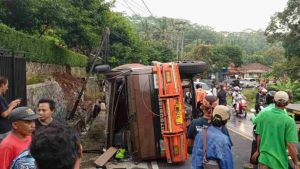 Viral Truk Pengangkut Migor Terguling di Ciamis, Begini Kronologinya