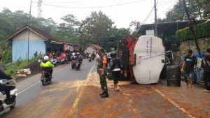 Viral! Video Truk Pengangkut Migor Terguling, Ini Faktanya