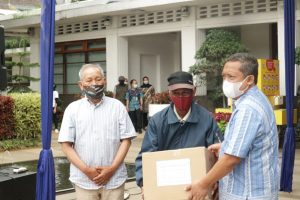 Pemkot Bandung dan Yayasan Pemuda Peduli Kolaborasi Bagikan Paket Sembako
