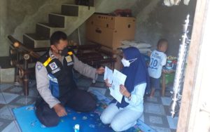 Polisi Awasi Pembagian Bansos Bagi Pedagang Kaki Lima di Cianjur
