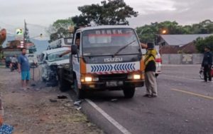 Kecelakaan Pagi Tadi di Tasikmalaya: Mobil Avansa Oleng, Hantam Truk