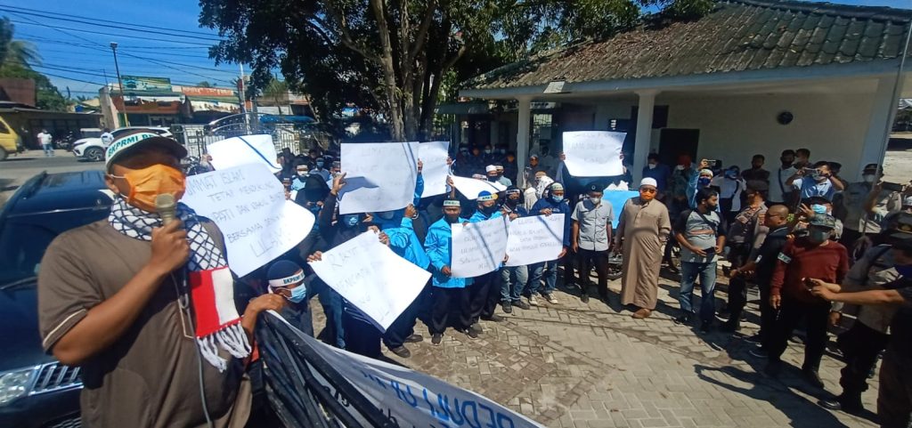 Ratusan Massa BKPRMI Serdang Bedagai Gelar Aksi Damai ke Kantor Bupati
