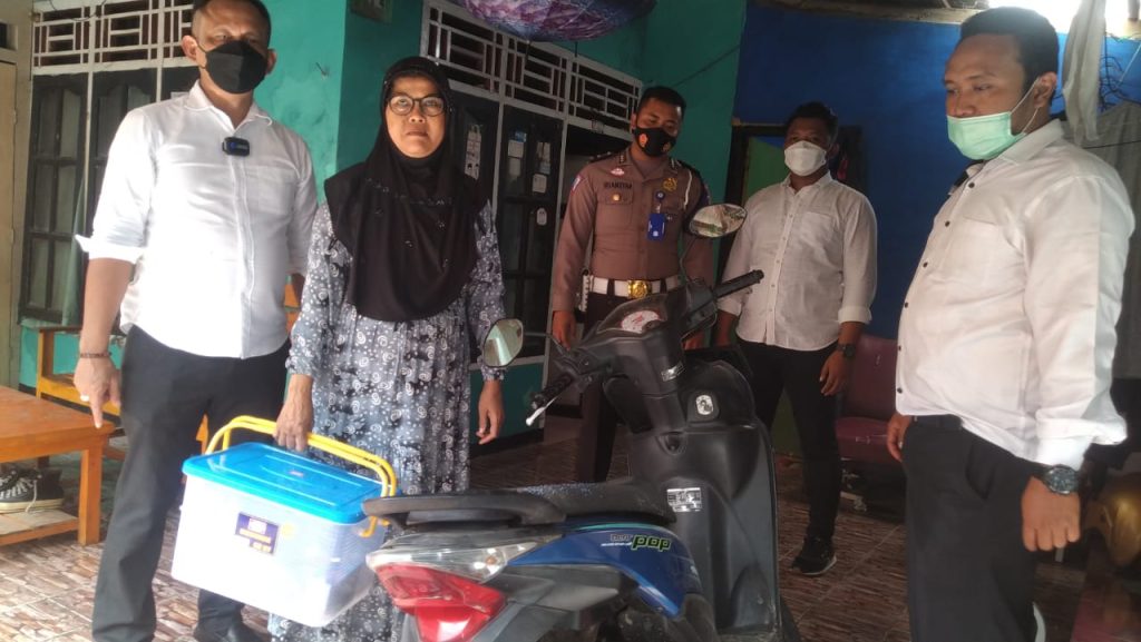 Siti Maesaroh Bahagia Usai Motornya Yang Hilang Diantarkan Polisi Purwakarta