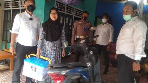 Siti Maesaroh Bahagia Usai Motornya Yang Hilang Diantarkan Polisi Purwakarta