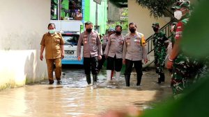 Baleendah Banjir Lagi, Kapolresta Bandung Berikan Bantuan