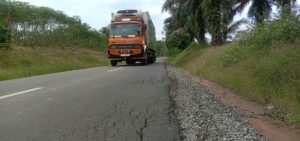 Truk Diatas Tonase Diduga Penyebab Rusaknya Jalan di Serdang Bedagai