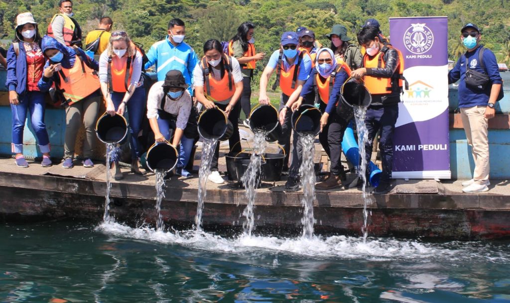 Tingkatkan Populasi Ikan di Danau Toba Samosir, RSI Tabur 100.000 Benih Ikan Tilapia