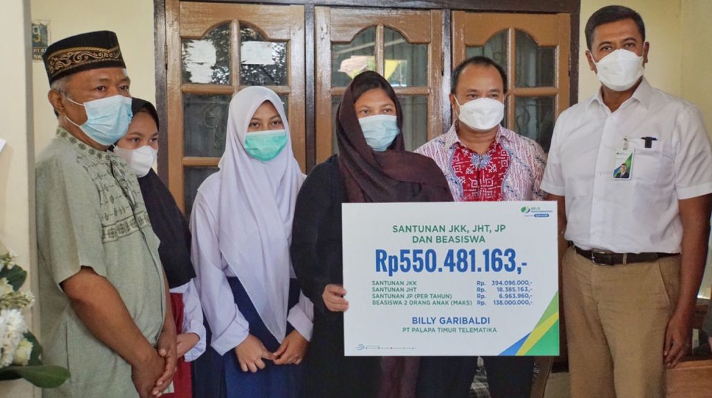 Dirut BPJS Ketenagakerjaan Serahkan Langsung Santunan Korban Penembakan Di Distrik Beoga Papua