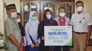 Dirut BPJS Ketenagakerjaan Serahkan Langsung Santunan Korban Penembakan Di Distrik Beoga Papua