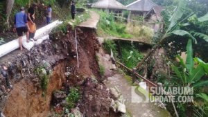 Longsor Parungkuda Sukabumi Rusak 3 Rumah Warga dan Jalan