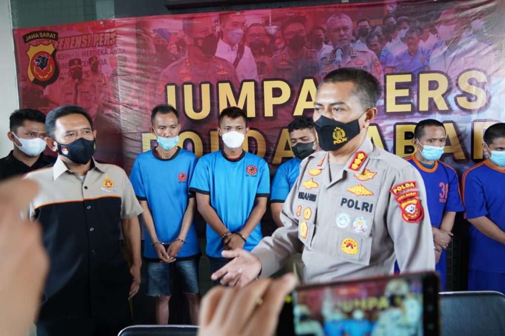 Polda Jabar ‘Pamerkan’ Tampang Penjahat Yang Ditangkap di Tol Pasirkoja Kota Bandung