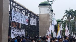 Berakhir Ricuh, Polisi Bubarkan Aksi Demonstrasi di Depan Gedung DPR RI