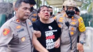Ade Armando Babak Belur Dikeroyok Massa Aksi, FISIP UI Minta Penegak Hukum Segera Bertindak