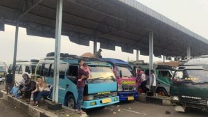 Gegara Sopir Elf Mogok, Ratusan Pemudik Terlantar di Terminal Pasir Hayam Cianjur