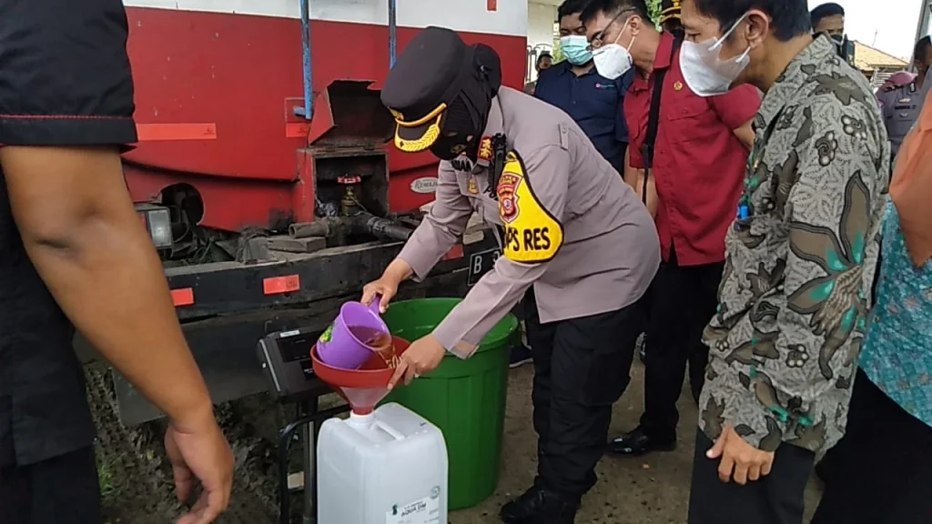Puluhan Ibu-ibu di Pamanukan Rela Antri Sejak Pagi demi Minyak Goreng Curah
