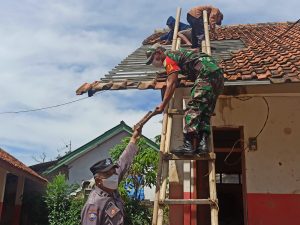 Puting Beliung Rusak Rumah dan Sekolah di Sukaresmi Cianjur, Kerugian Ditaksir Capai Ratusan Juta