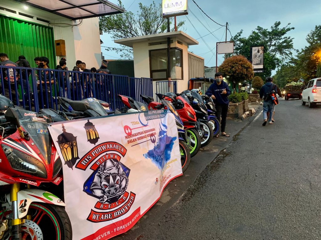 Komunitas R15 Purwakarta Berbagi Takjil ke Pengguna Jalan