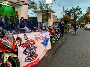 Komunitas R15 Purwakarta Berbagi Takjil ke Pengguna Jalan