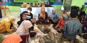 Masyarakat Desa Sukasari Purwakarta Dilatih Membuat Kerajinan Berbahan Eceng Gondok