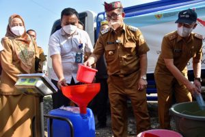 Pemda Cirebon Kucurkan 8.000 Liter Minyak Goreng Di Pasar Jamblang Cirebon