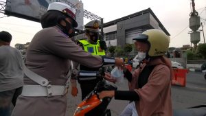 Satlantas Polres Purwakarta Bagikan Takjil Ke pengguna Jalan Sudirman