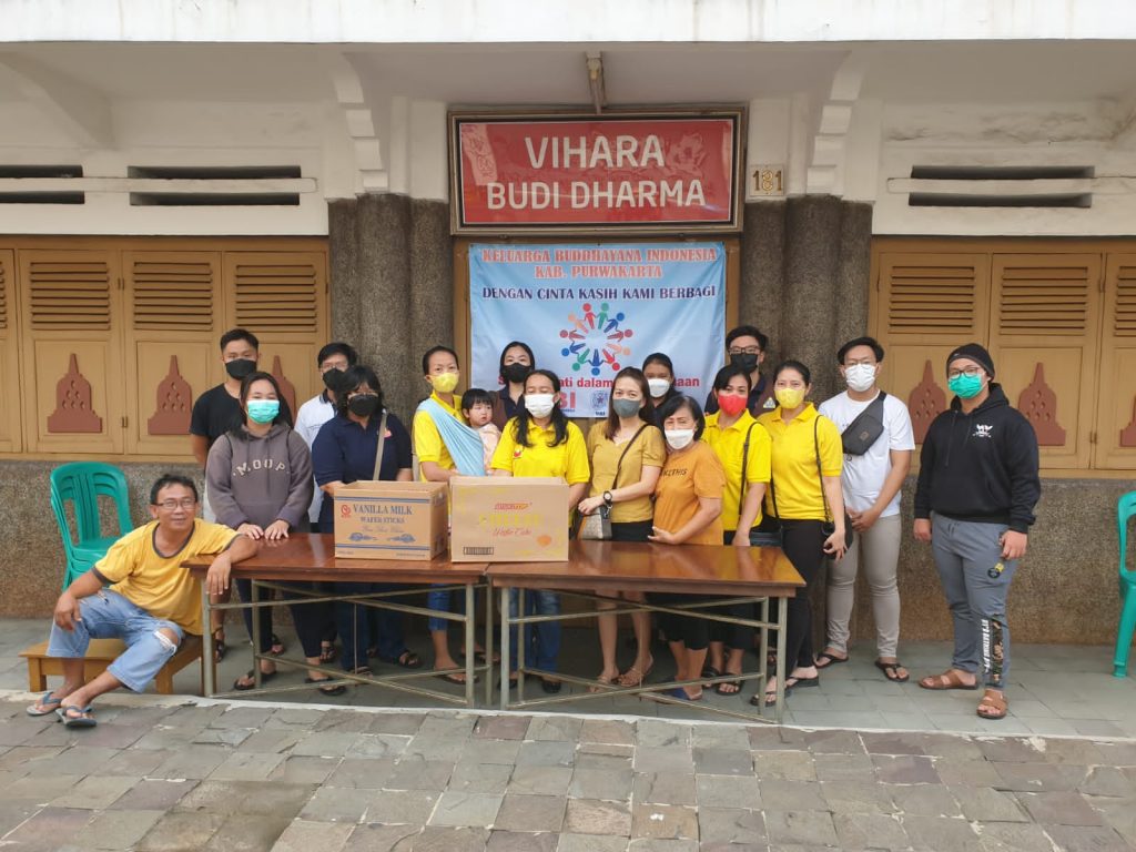 Indahnya Toleransi, Umat Budha Purwakarta Bagikan Takjil ke Warga Muslim