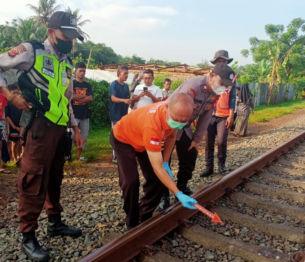 Berjalan di Rel, Seorang Pemuda di Purwakarta Tewas Tertabrak Kereta Api