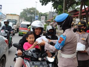 Polwan Polres Purwakarta Bagikan Takjil Kepada Pengendara