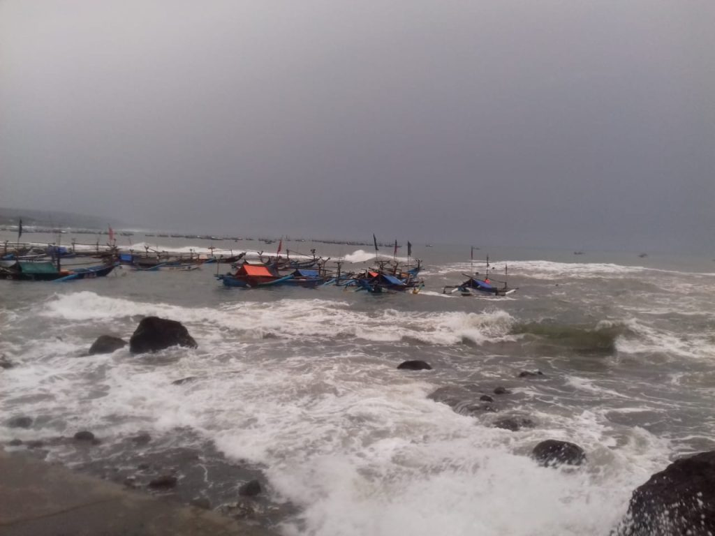 1 Dari 3 Nelayan Yang Tenggelam di Pantai Jayanti Cianjur Meninggal Dunia