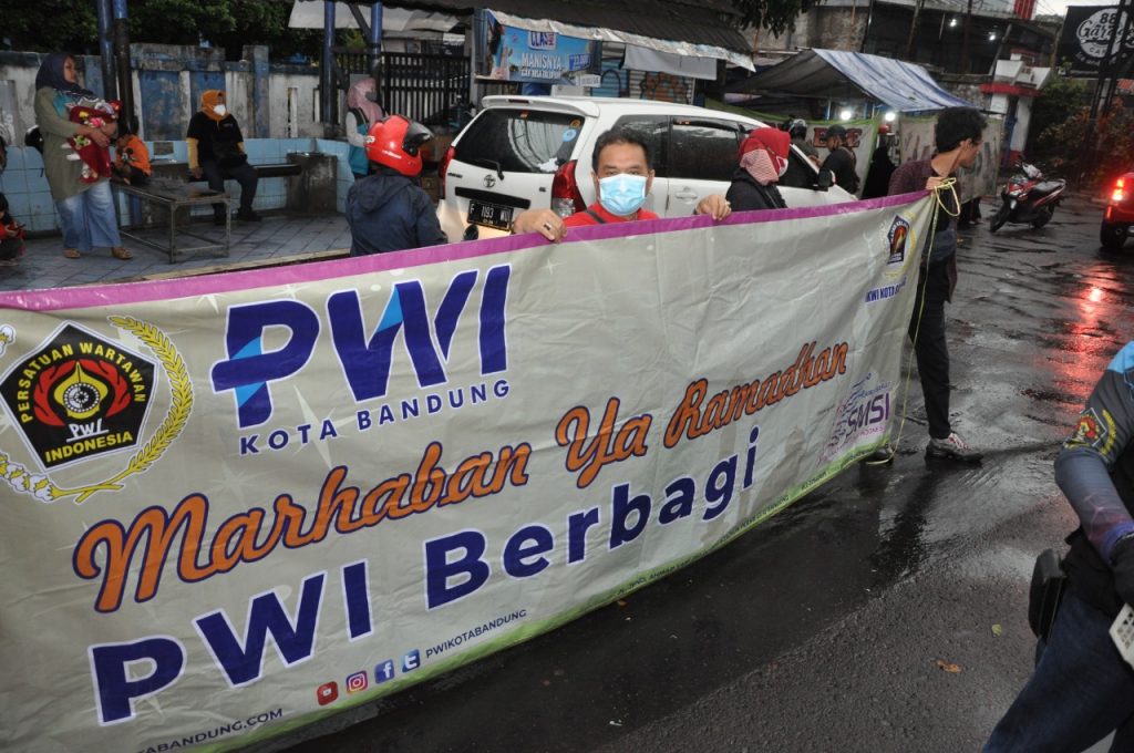 PWI Kota Bandung, Gelar Tradisi Berbagi Takjil Gratis Sejak Awal Hingga Akhir Ramadhan