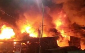 Sebanyak 400 Rumah dan Perkantoran Ludes Terbakar di Pasar Gembrong Jakarta