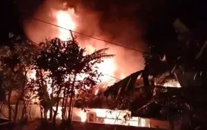 Gara-gara Korek Api Gas, Rumah Panggung di Campaka Cianjur Ludes Terbakar