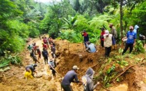Diguyur Hujan Deras, Jalan Desa Penghubung Kabupaten Cianjur-Bandung Putus Tertimpa Longsor