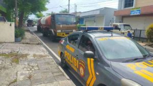Polisi Ciamis Kawal Truk Tangki Pengangkut Minyak Goreng, Ini Alasannya