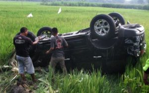 Mobil Dinas Pemkab Sukabumi Nyungsep dan Terguling ke Sawah, Begini Kejadiannya