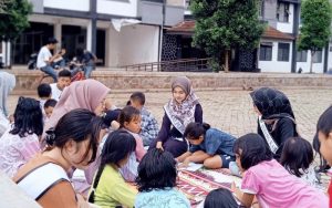 Mojang Jajaka Purwakarta Beri Semangat Pendidikan kepada Anak-anak di Rusunawa Ciseureuh