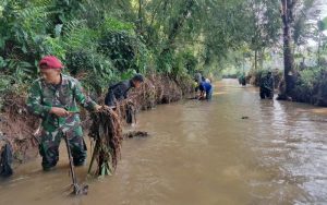 Cegah Banjir, Satgas Citarum Harum Bersihkan Sungai Cigoong Purwakarta