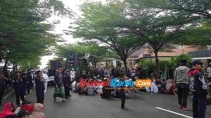 Umat Muslim Priangan Timur Kepung PN Ciamis, Kawal Sidang Vonis M. Kace