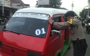 Buka Gerai Vaksinasi di Pusat Perbelanjaan, Polres Purwakarta Bagi-bagi Takjil