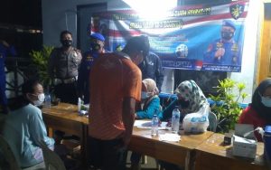 Malam-malam Satpolair Polres Purwakarta Layani Vaksinasi di Dermaga Jatiluhur