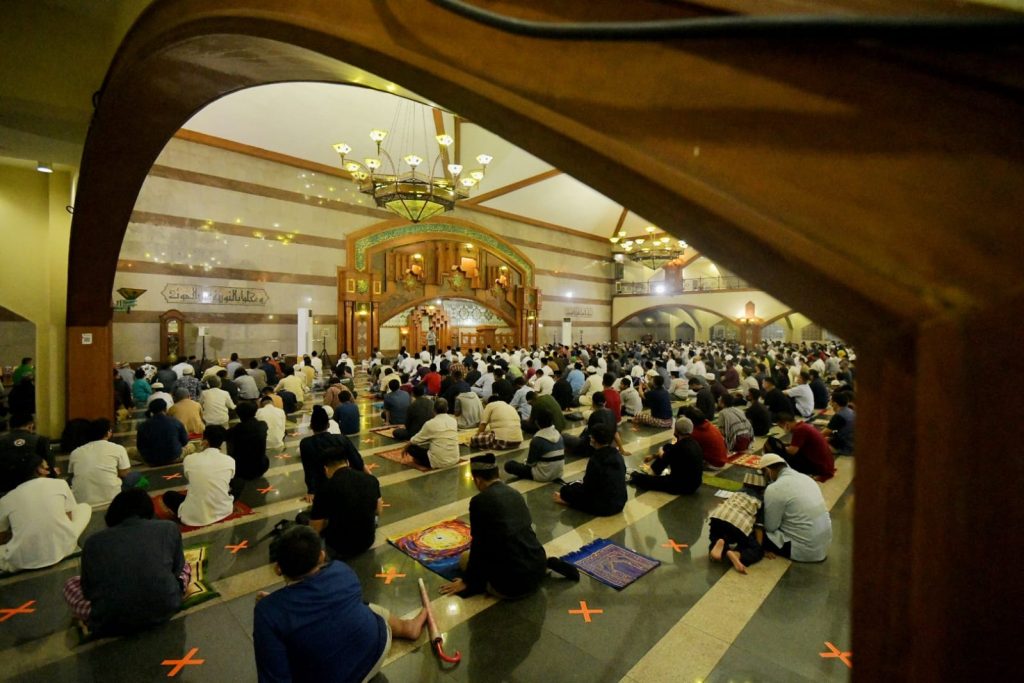 Ikut Tarawih Berjamaah di Pusdai Bandung, Emil Ngaku Rindu Suasana Tarawih di Masjid