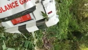 Tak Kuat Menanjak, Sebuah Ambulans di Garut Masuk Jurang