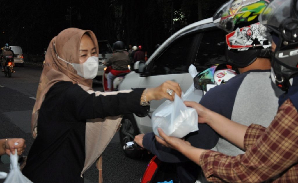 Takjil Gratis, Kini PWI Kota Berbagi di Kawasan Merdeka Bandung