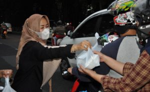 Takjil Gratis, Kini PWI Kota Berbagi di Kawasan Merdeka Bandung