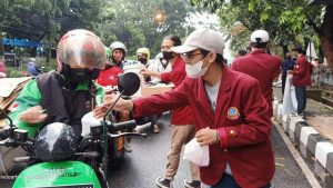 Mahasiswa USB YPKP Berbagi Ratusan Paket Hidangan Berbuka ke Masyarakat